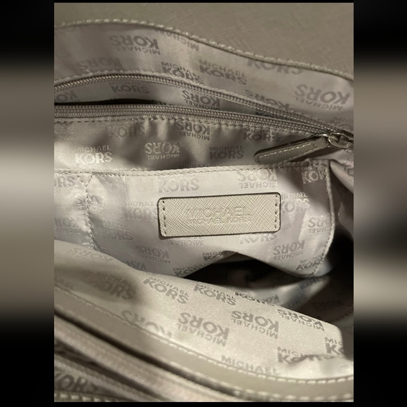 Michael kors jet set large tote leather pearl silver/ Gray with matching wristle - Picture 6 of 12